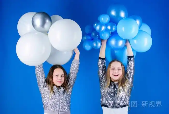 创造快乐时光小女孩玩彩色气球玩得很开心快乐的孩子们在玩气球用气球