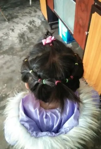 成功打理出孩子的活泼流行风采,梳扎出的各种辫子更加迷人