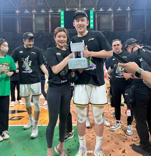 男篮名将付豪:名门之后,26岁cba连冠,女友是美丽运动员|辽宁队|郭艾伦