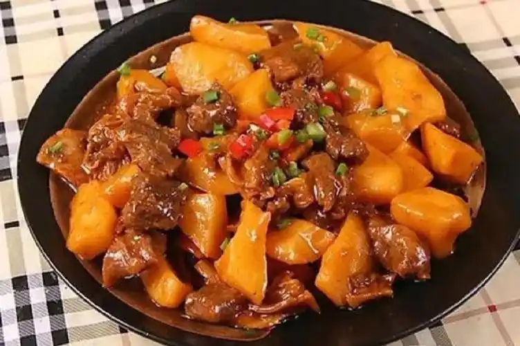 土豆烧牛肉美味又好吃