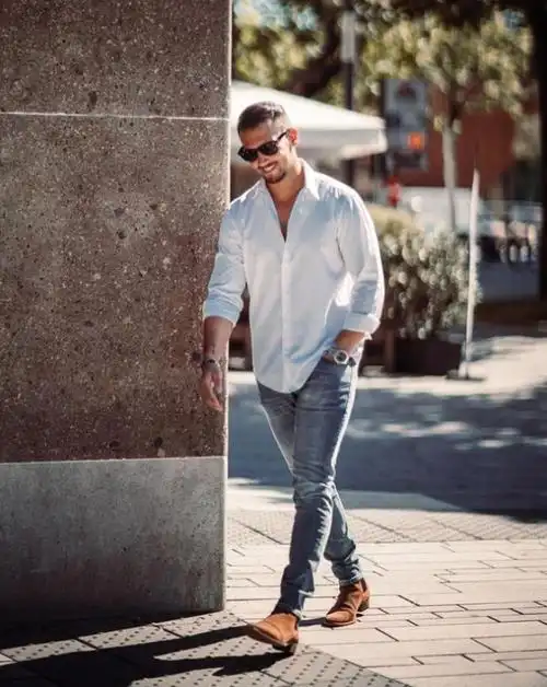 牛仔裤搭配什么鞋男牛仔裤运动鞋or牛仔裤皮靴