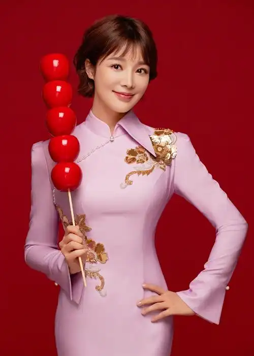 央视美女主持人胡蝶,二胎产后首亮相,脸部浮肿身材胖了一圈