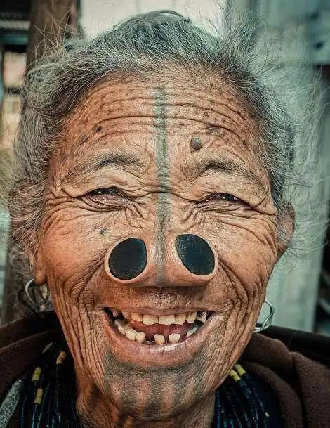 奇葩的印度部落,女性在鼻子上戴鼻塞进行毁容,防止被人诱拐