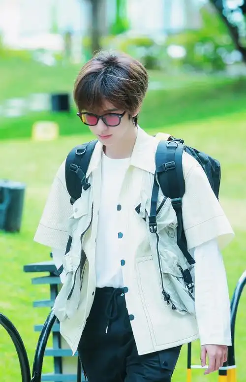 贺峻霖男大上岛