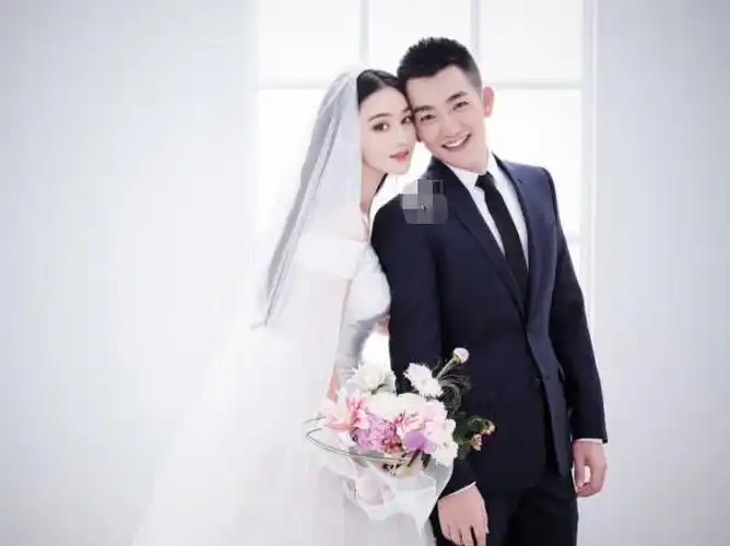 张馨予荣升军嫂婚纱照唯美如童话世界皮肤白到发光挪不开眼