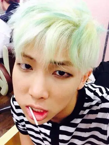 bts#防弹少年团 rap moster说他是哈密瓜色的头发