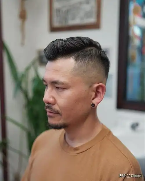 因此一般适合30岁以上的男士,太过年轻的男生剪完容易显成熟