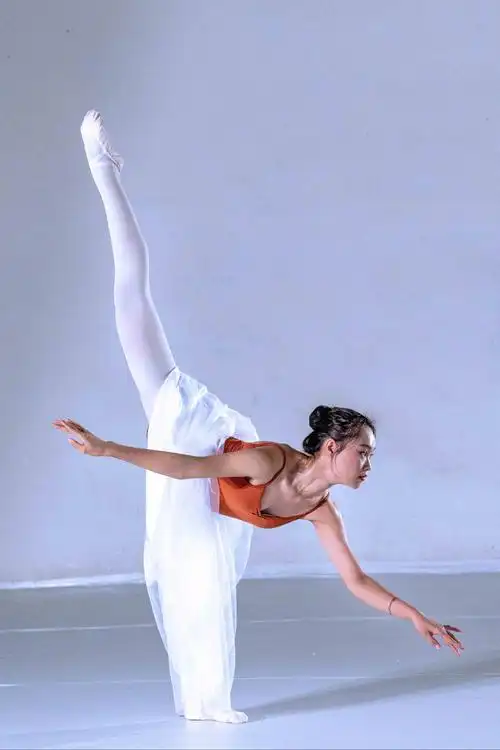 共有三个芭蕾舞演员,这是第二个花季少女,人长得很漂亮,舞姿也很优雅