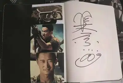 一位村民幸运地拿到了吴京的签名纪念册"开拍前的准备和拍摄的时间都