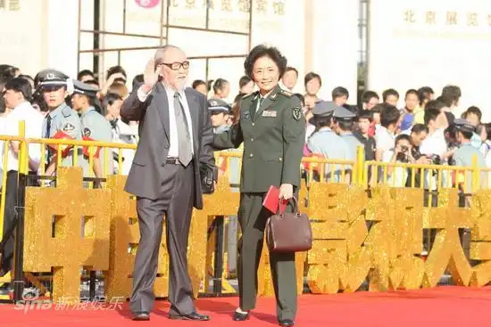 图文第13届华表奖红毯庞敏搀扶葛存壮