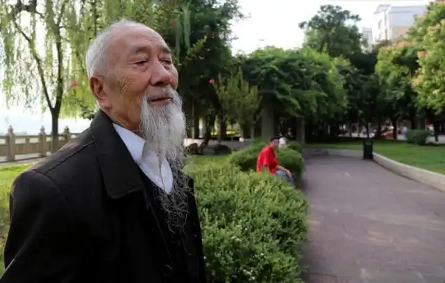 80岁老人每天至少饮3两酒,身体还如此硬朗,原来因为这两点