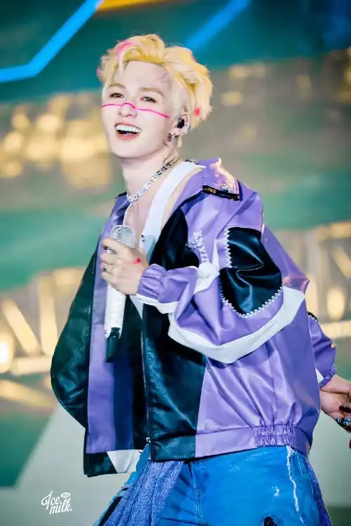 朱正廷成都欢乐谷大运音乐节#朱正廷把应援色印在身上和脸上现场太撩