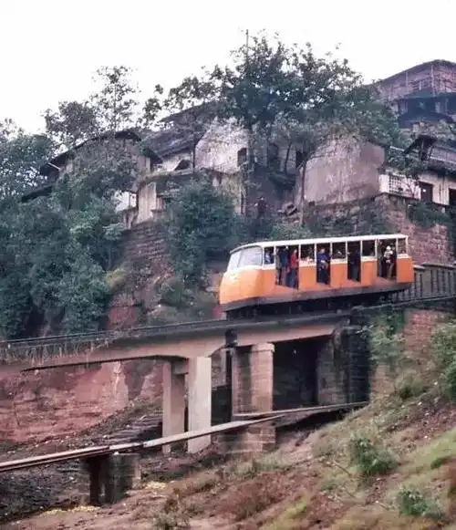 80年代的重庆缆车80年代的解放碑同样热闹,已初见繁华1982年,重庆