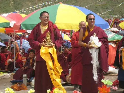 亚青寺大宝伏藏灌顶法会上的广大供养 - 亚玛活佛