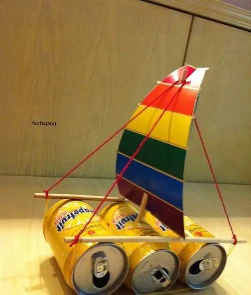 废物利用饮料罐制作小船