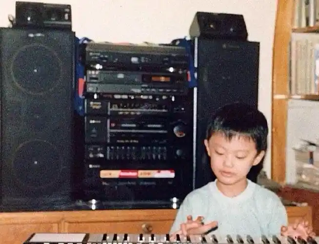 80后的许嵩出生于安徽一个富裕的小康家庭,父母从小就让他学钢琴,古典