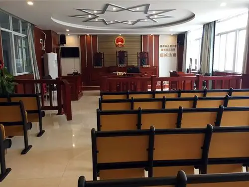 看我们的模拟法庭多庄严肃穆啊!