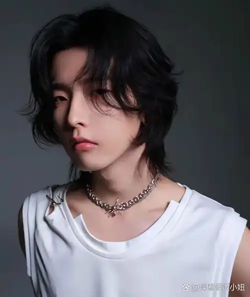 近日,八卦媒体拍到李庚希杨润泽两个演艺圈00后的恋