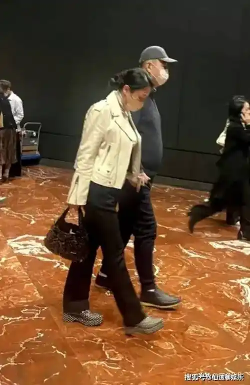 原创陈凯歌陈红同框看话剧散场后手牵手搂腰好甜蜜结婚28年仍恩爱