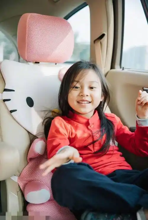 李小璐又带女儿出镜,8岁甜馨穿五百多外套洋气,偷瞄妈妈好可爱