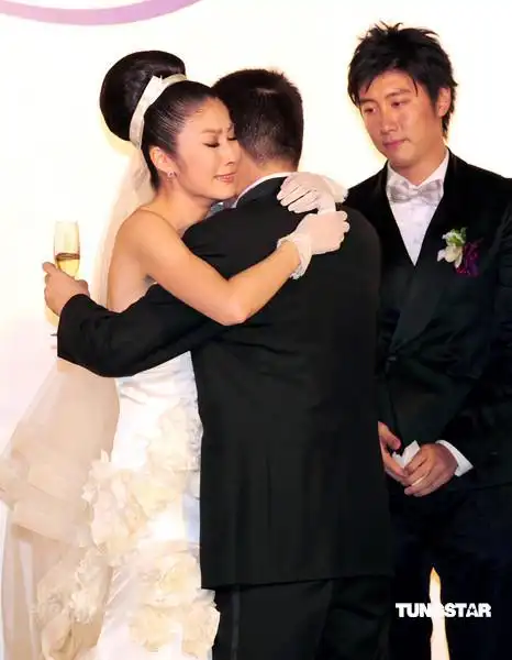 图文:陈慧琳举行童话式婚礼--相拥而泣