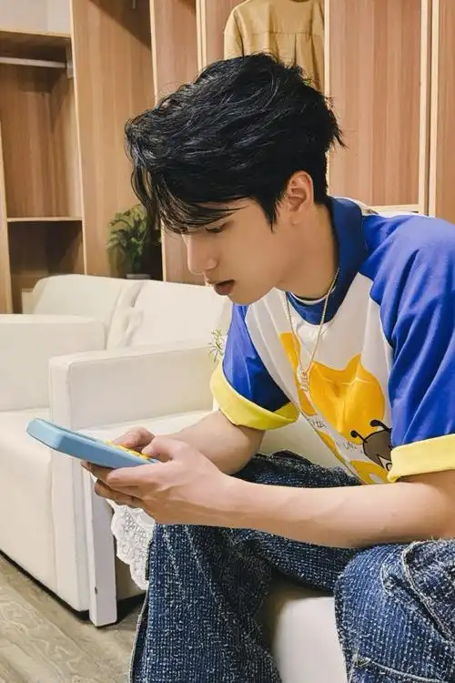 严浩翔玩俄罗斯方块##严浩翔六一营业照