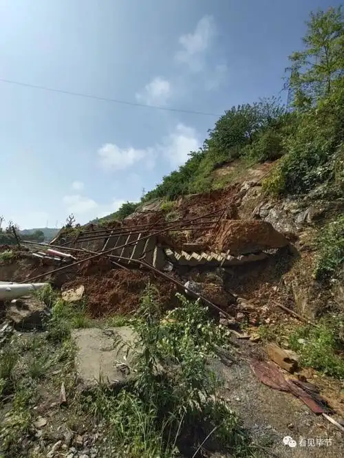 边坡塌方!经过毕节这段路注意安全