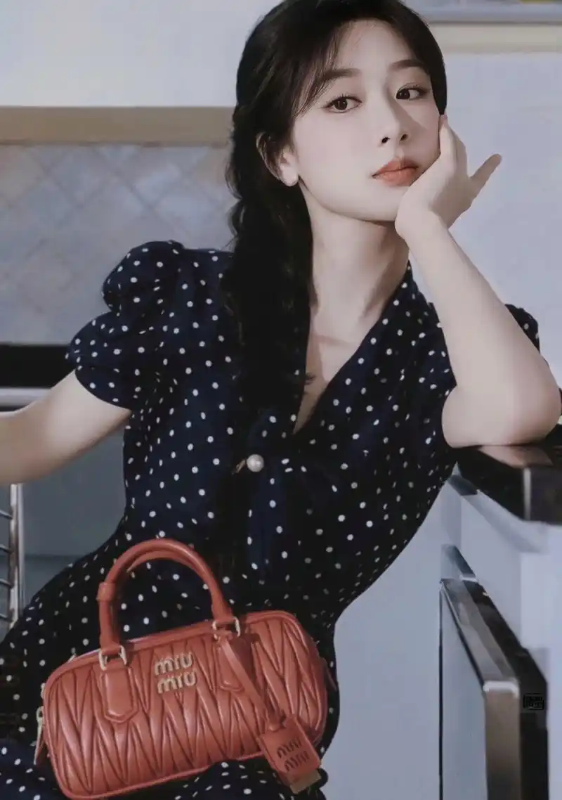 杨紫身穿波点长裙,搭配麻花辫, 温柔俏丽,甜美可人,满满的少女感!