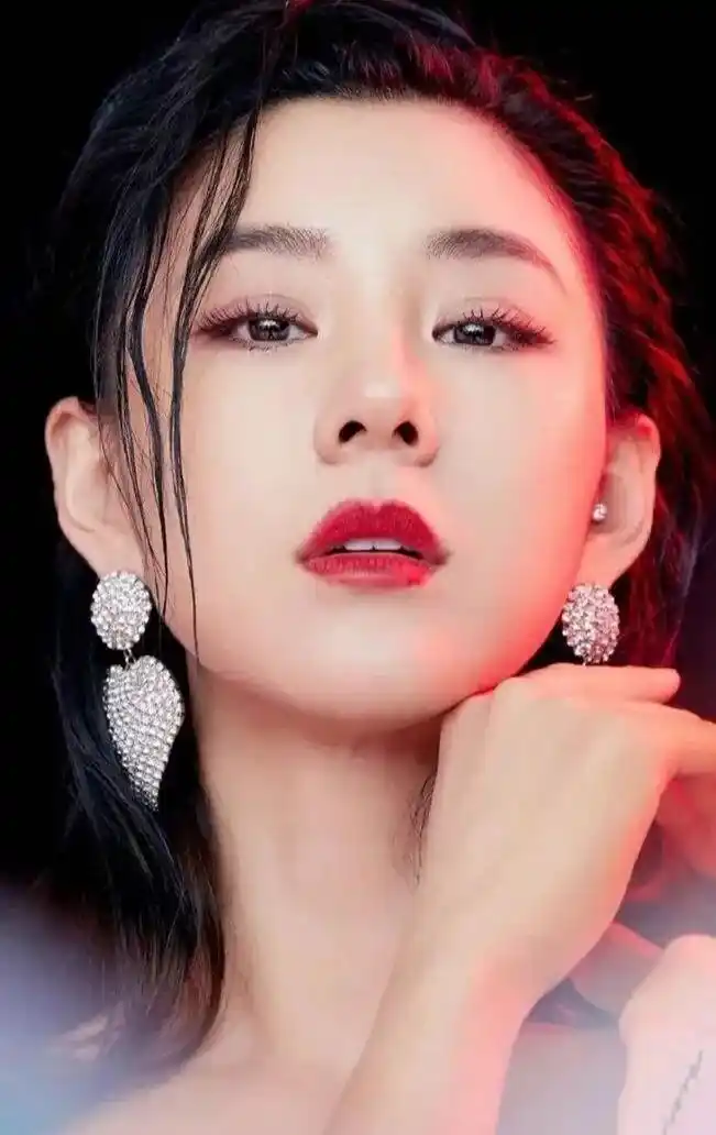 乖巧可爱的李小萌有种萌萌的美