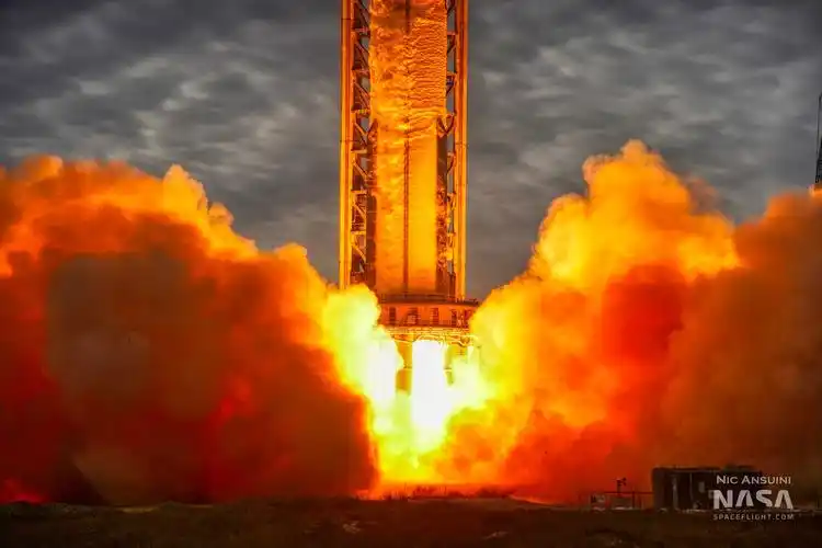 星舰一级下面有33台猛禽2代火箭发动机,本来这次静态点火测试是要模拟