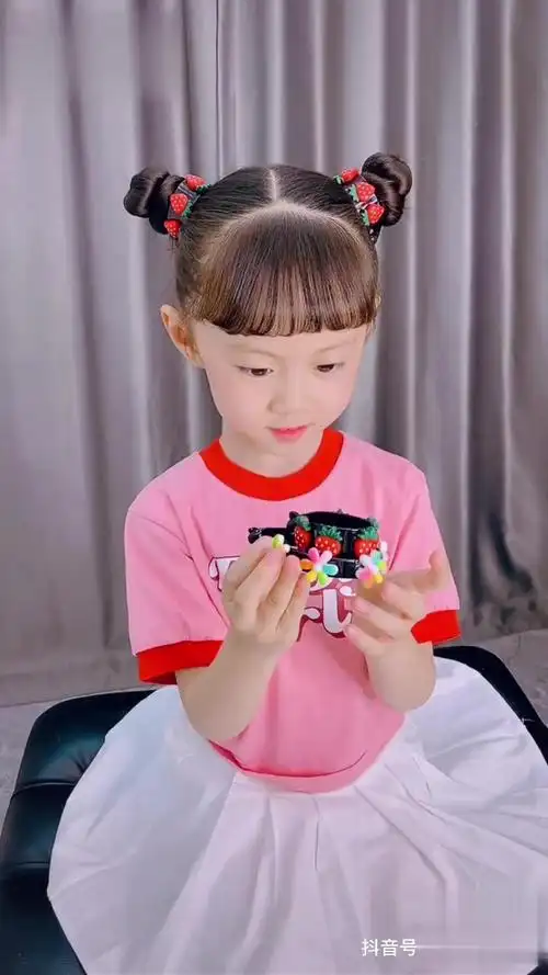 不用皮筋也能扎出俏皮可爱的双丸子头～可可爱爱一整天儿童编发 丸子