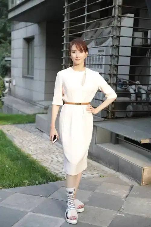 阔太胡静晒照发量稀少滤镜下肌肤水嫩眼袋重还是少女感满满