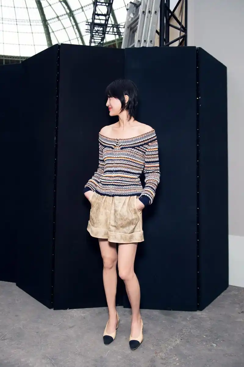 周迅真会穿,短款外套搭配直筒裤又瘦又美,跟她学小个子穿搭技巧