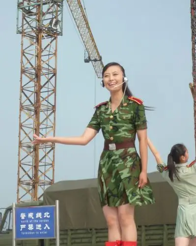 军营文艺汇演上英姿飒爽的女兵们,青春靓丽,裙摆飘扬