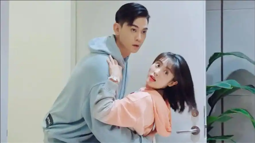 《我的小确幸》唐晓天亲吻邢菲,丈母娘突然推门进来,邢菲当场脸红