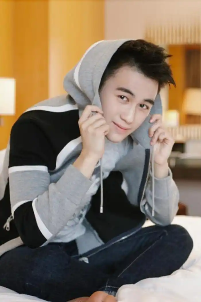 何猷君回应与工作人员冲突,被骂私生子的他,只跳了段舞回敬对方