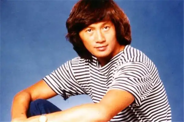 香港十大男歌手排行榜:张国荣上榜,他是乐坛之神