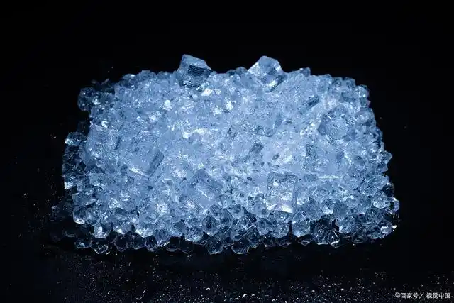 "即:晶体是无色的,而固体粉末则为白色.为什么同一物质会有不同的颜色