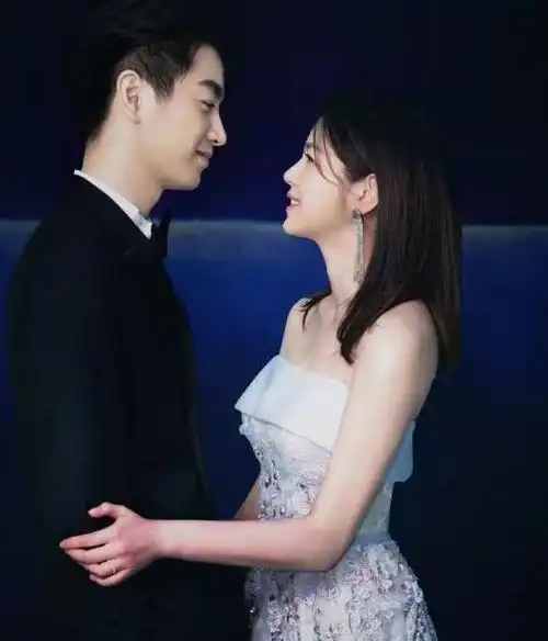 陈晓近况曝光去剧组探班妻子两人搂抱超甜蜜氛围感十足