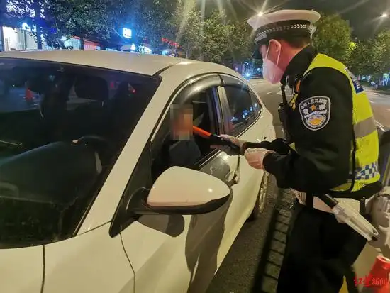 严查世界杯以来成都交警查处饮酒驾驶违法行为54件