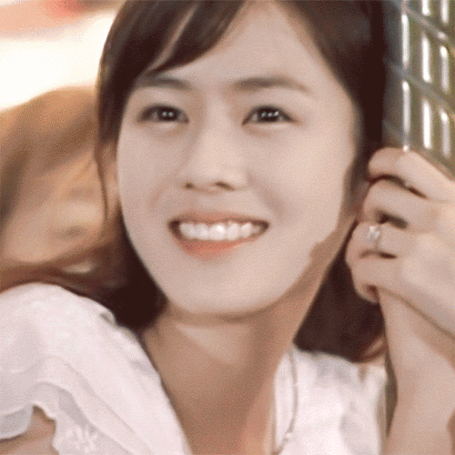 孙艺珍在21岁时出演了电视剧《夏日香气》,成为了不少人心中的初恋脸.