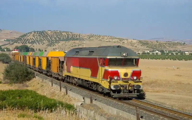 搬运视频世界铁路摩洛哥国营铁路的破鼻子df100型内燃