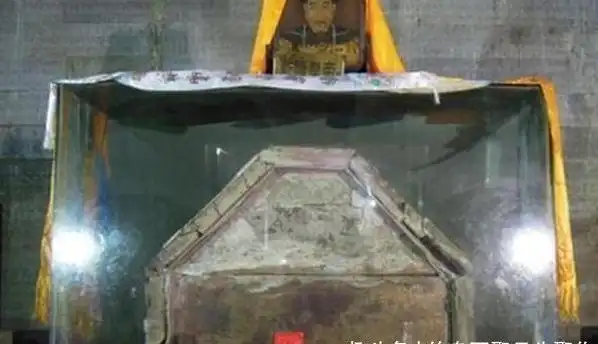 孙殿英在盗乾隆墓时为什么要拖出乾隆的尸体敲掉他的牙齿