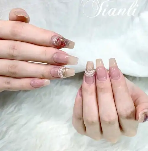 女人味十足又不失高级感哦,关键还显白～#气质美甲  #显白美甲  #夏日