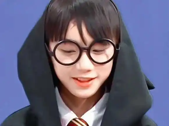 丁程鑫和小学班主任合影#小时候这么呆萌可爱的丁程鑫,小学班主任