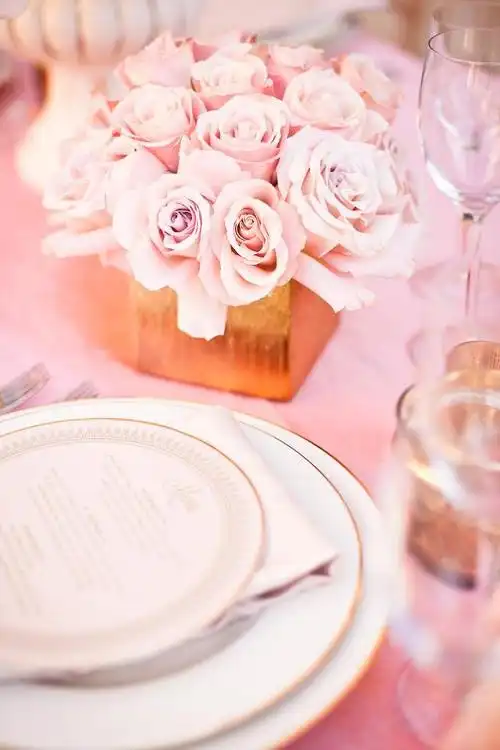 浪漫的粉色同金色的餐桌布置细节--汇聚婚礼相关的一切