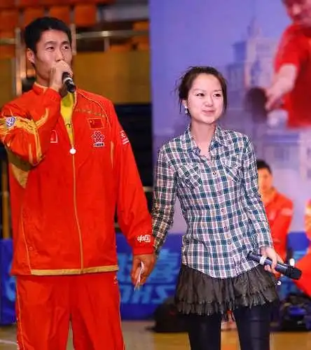 图文:中国男队走进校园 王励勤献唱