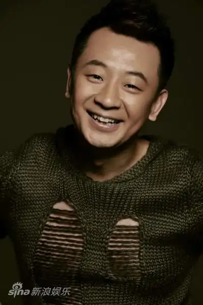 图文:黄海波开年写真-灰色镂空针织帽衫