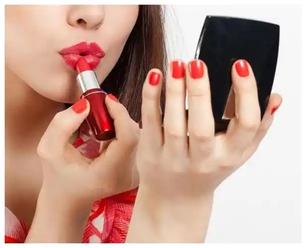 一层口红雨衣定妆口红的`正确涂法六步骤2  1口红轮廓要画好 涂口红时