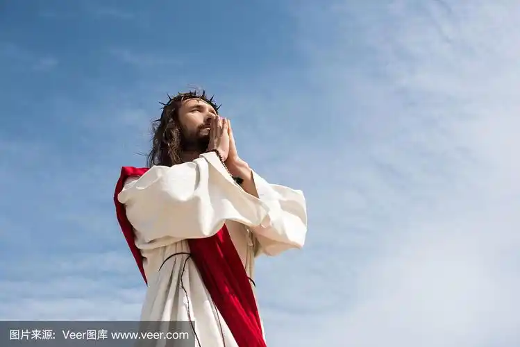 耶稣向蓝天祈祷的低角度视图